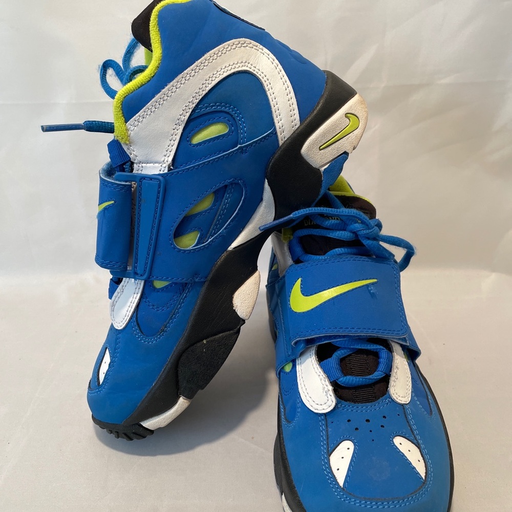 Nike Diamond Turf II boys size 5Y blue and green cross trainers